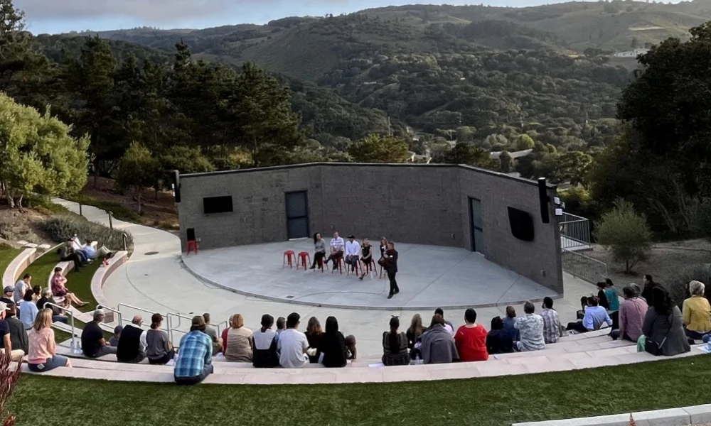 play at outdoor theater